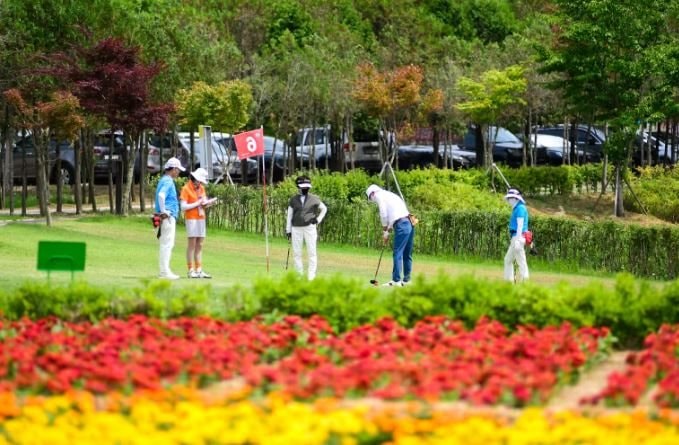 Cách người Hàn Quốc chơi golf: Tận dụng sân cỏ công viên, đánh cả ngày chỉ mất hơn 150 nghìn đồng tiền phí- Ảnh 1.