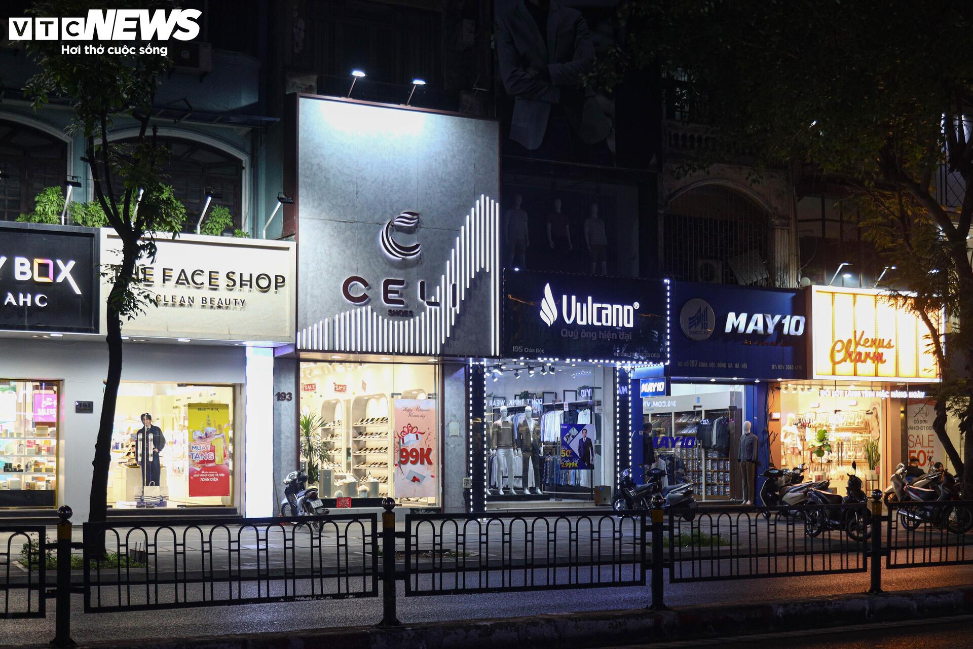 Khách thờ ơ mua sắm, cửa hàng vắng ngắt trước ngày hội siêu giảm giá 11/11- Ảnh 4. Khách thờ ơ mua sắm, cửa hàng vắng ngắt trước ngày hội siêu giảm giá 11/11- Ảnh 4.