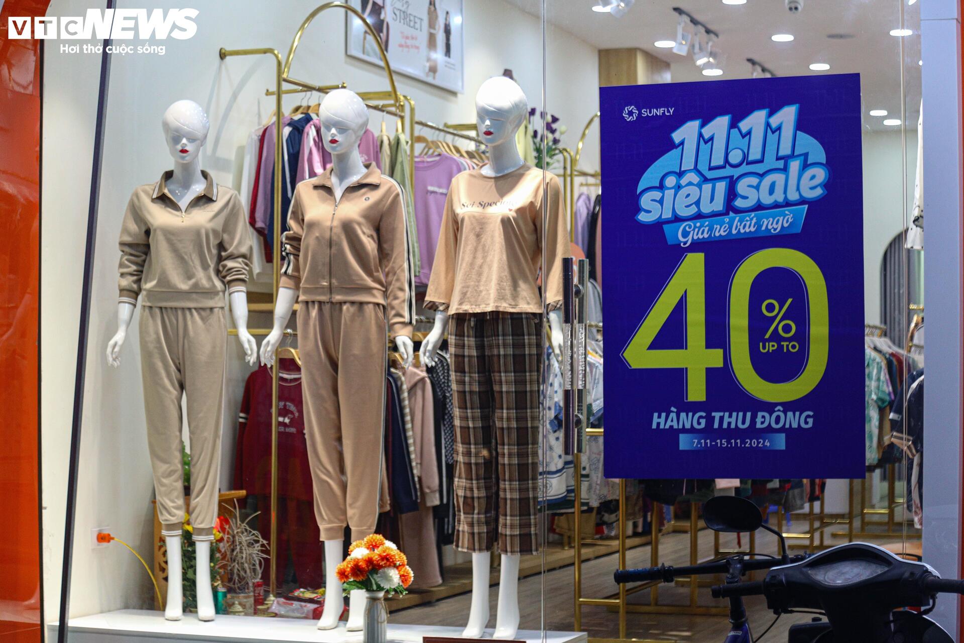 Khách thờ ơ mua sắm, cửa hàng vắng ngắt trước ngày hội siêu giảm giá 11/11- Ảnh 6. Khách thờ ơ mua sắm, cửa hàng vắng ngắt trước ngày hội siêu giảm giá 11/11- Ảnh 6.