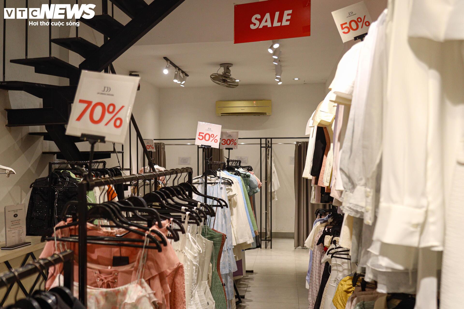 Khách thờ ơ mua sắm, cửa hàng vắng ngắt trước ngày hội siêu giảm giá 11/11- Ảnh 11. Khách thờ ơ mua sắm, cửa hàng vắng ngắt trước ngày hội siêu giảm giá 11/11- Ảnh 11.