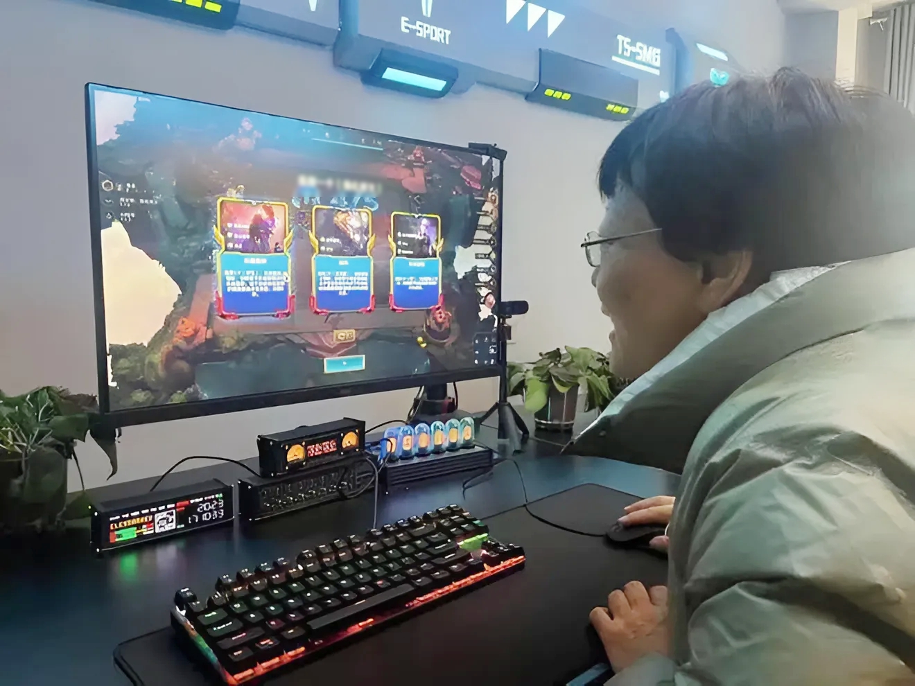 Cụ bà U70 vẫn là game thủ: Chỉ luyện tập 2 năm đã thành người chơi chuyên nghiệp, nhiều lần chiến thắng cả đội tuyển trẻ tuổi- Ảnh 2. Cụ bà U70 vẫn là game thủ: Chỉ luyện tập 2 năm đã thành người chơi chuyên nghiệp, nhiều lần chiến thắng cả đội tuyển trẻ tuổi- Ảnh 2.