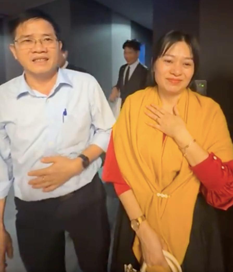 "Bố mẹ con đâu?" - câu hỏi đầu tiên của Hoa hậu Thanh Thủy sau đăng quang và chuyện xúc động phía sau- Ảnh 3. "Bố mẹ con đâu?" - câu hỏi đầu tiên của Hoa hậu Thanh Thủy sau đăng quang và chuyện xúc động phía sau- Ảnh 3.