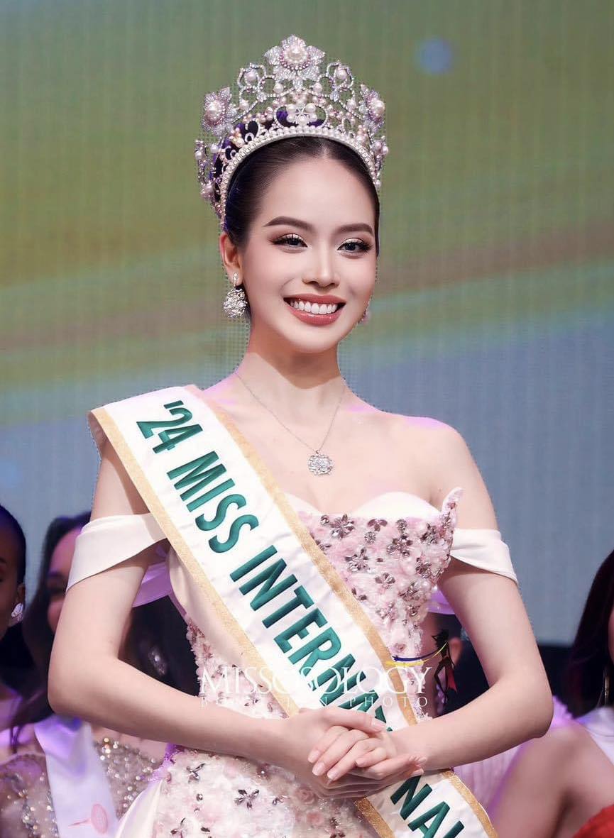 "Bố mẹ con đâu?" - câu hỏi đầu tiên của Hoa hậu Thanh Thủy sau đăng quang và chuyện xúc động phía sau- Ảnh 1. "Bố mẹ con đâu?" - câu hỏi đầu tiên của Hoa hậu Thanh Thủy sau đăng quang và chuyện xúc động phía sau- Ảnh 1.