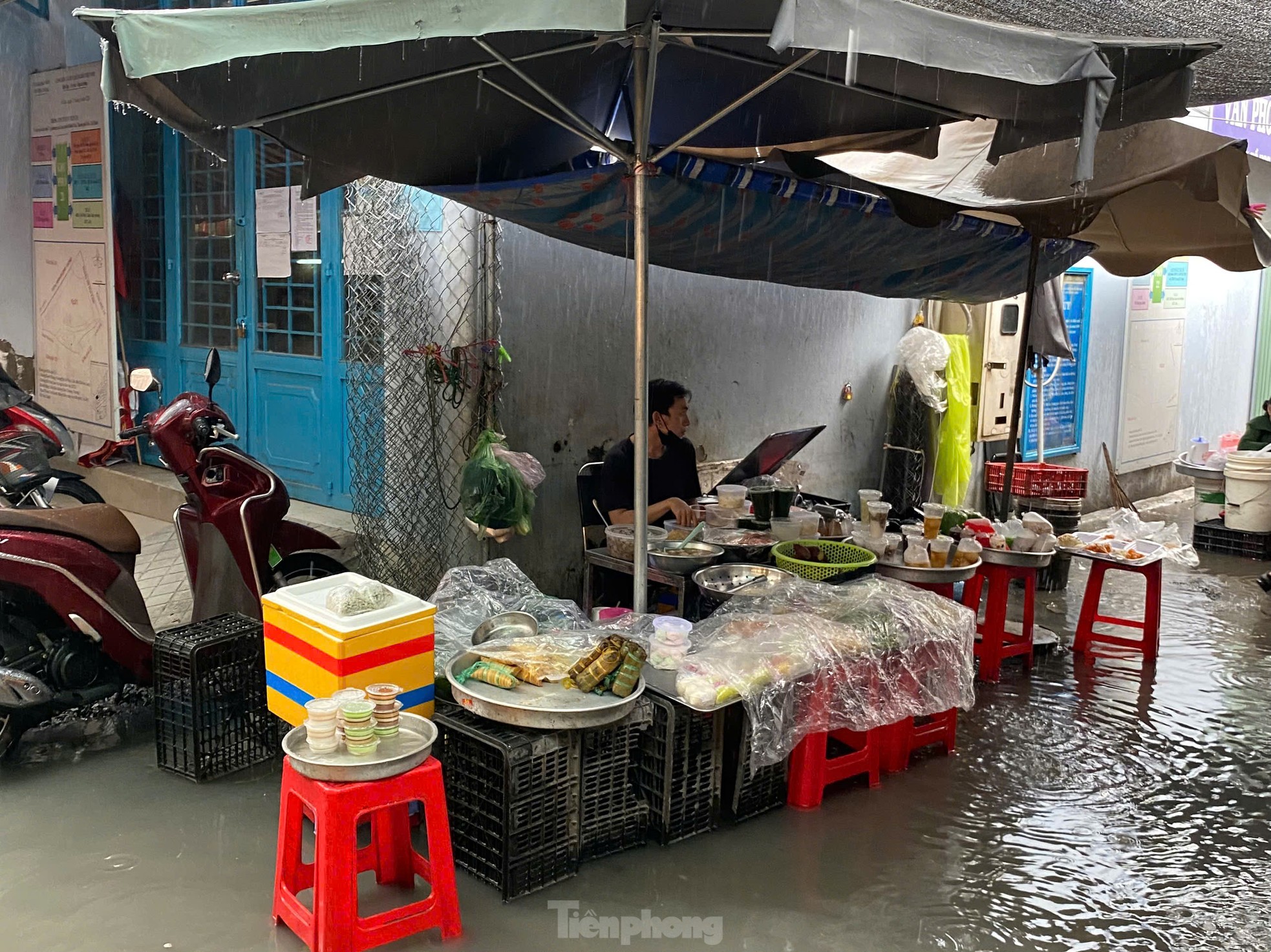 Mưa là ngập, tiểu thương ở TPHCM 'than trời'- Ảnh 8.