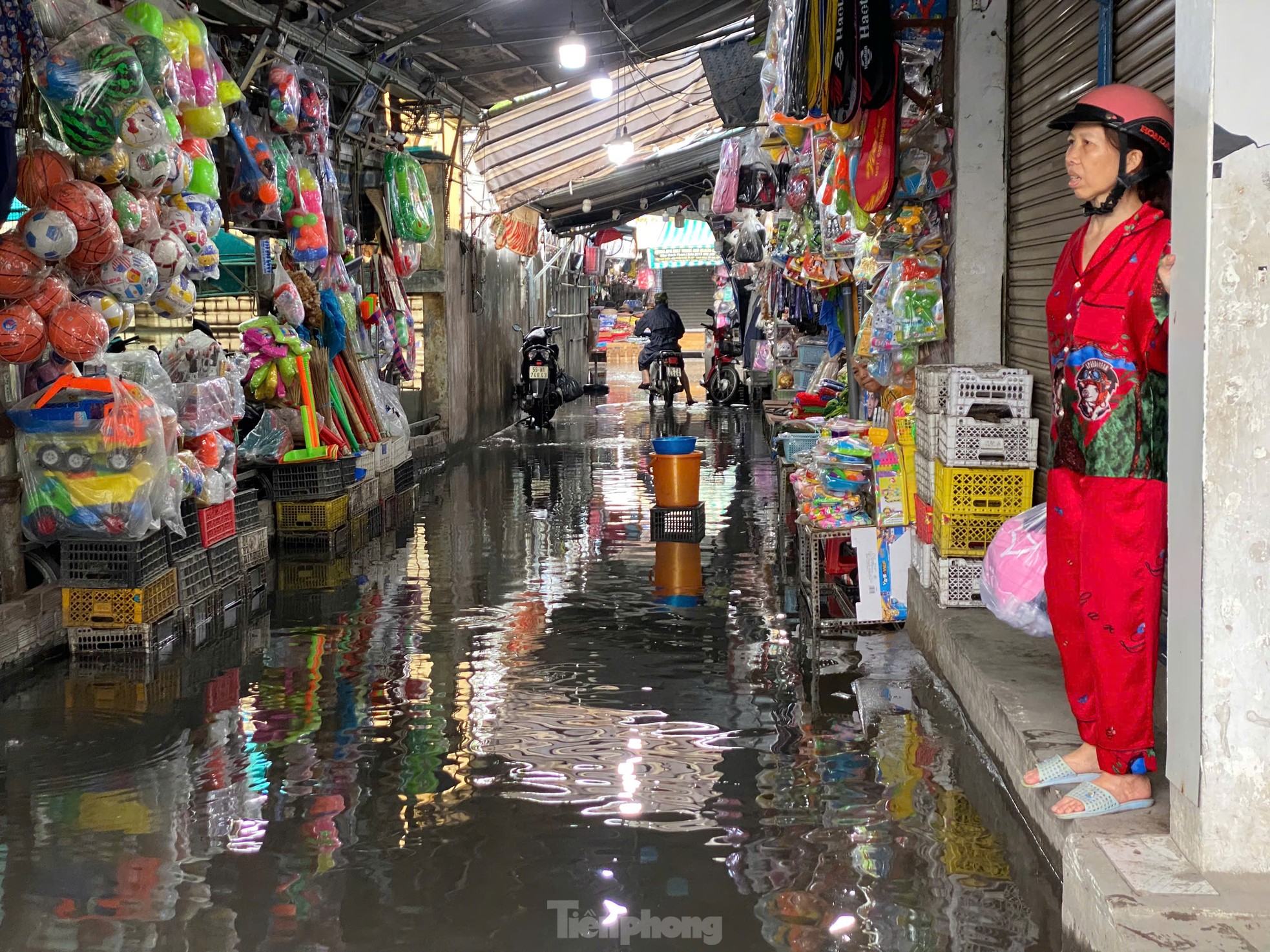 Mưa là ngập, tiểu thương ở TPHCM 'than trời'- Ảnh 5.