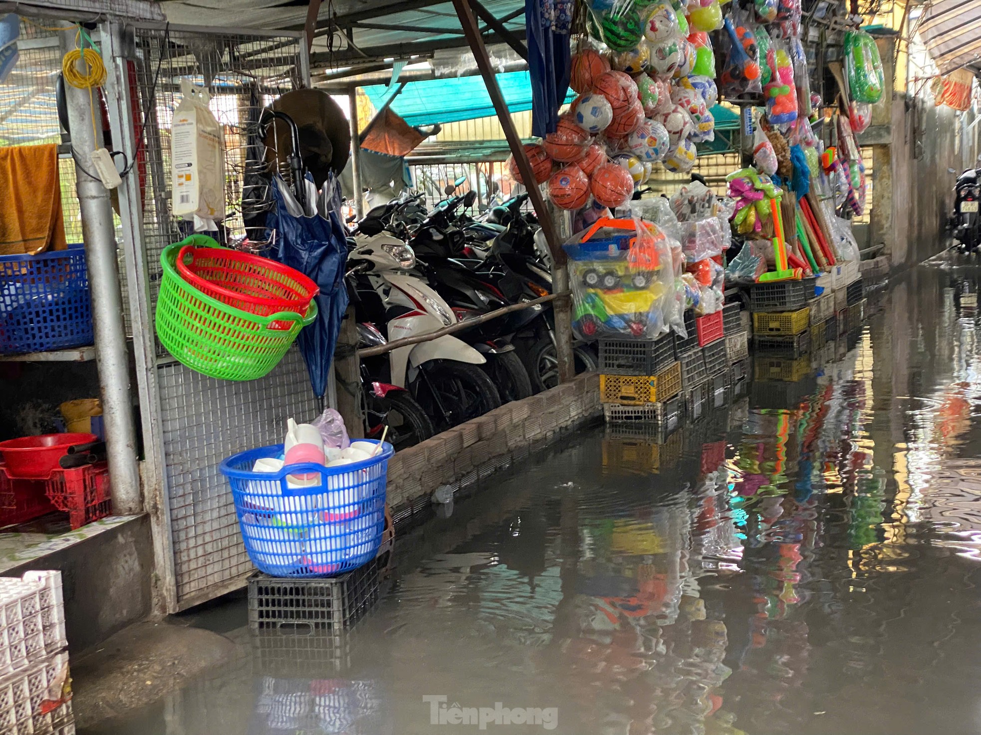 Mưa là ngập, tiểu thương ở TPHCM 'than trời'- Ảnh 7.