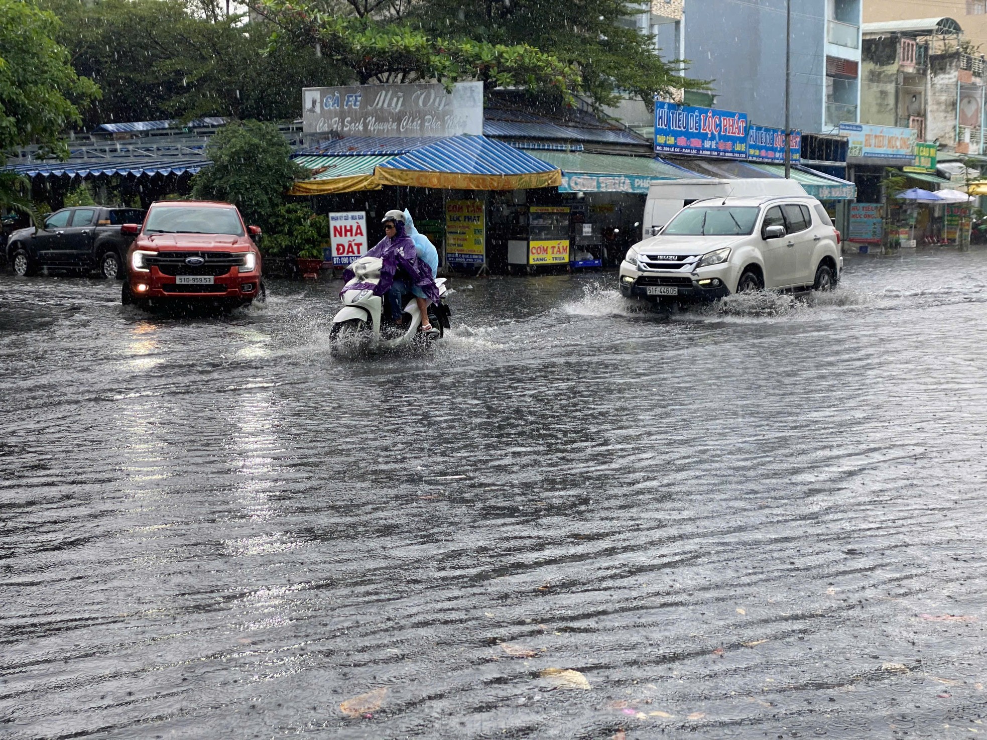 Mưa là ngập, tiểu thương ở TPHCM 'than trời'- Ảnh 4.