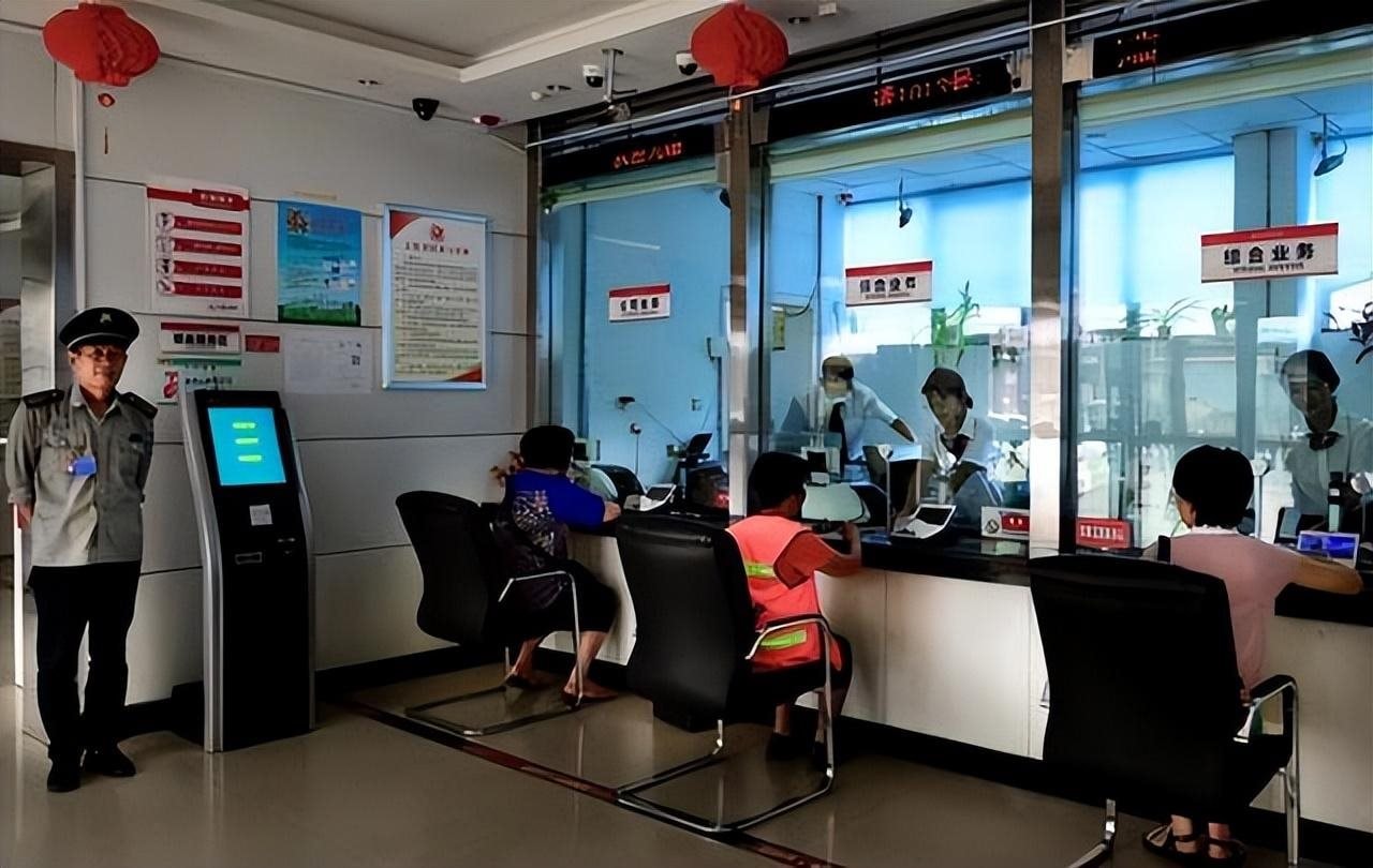 Cụ bà mang sổ tiết kiệm 13,1 triệu Nhân dân tệ ra ngân hàng rút tiền thì phát hiện tài khoản không còn đồng nào, nhân viên nói: "Tôi đã giúp bà mua vàng hết rồi!"- Ảnh 1. Cụ bà mang sổ tiết kiệm 13,1 triệu Nhân dân tệ ra ngân hàng rút tiền thì phát hiện tài khoản không còn đồng nào, nhân viên nói: "Tôi đã giúp bà mua vàng hết rồi!"- Ảnh 1.