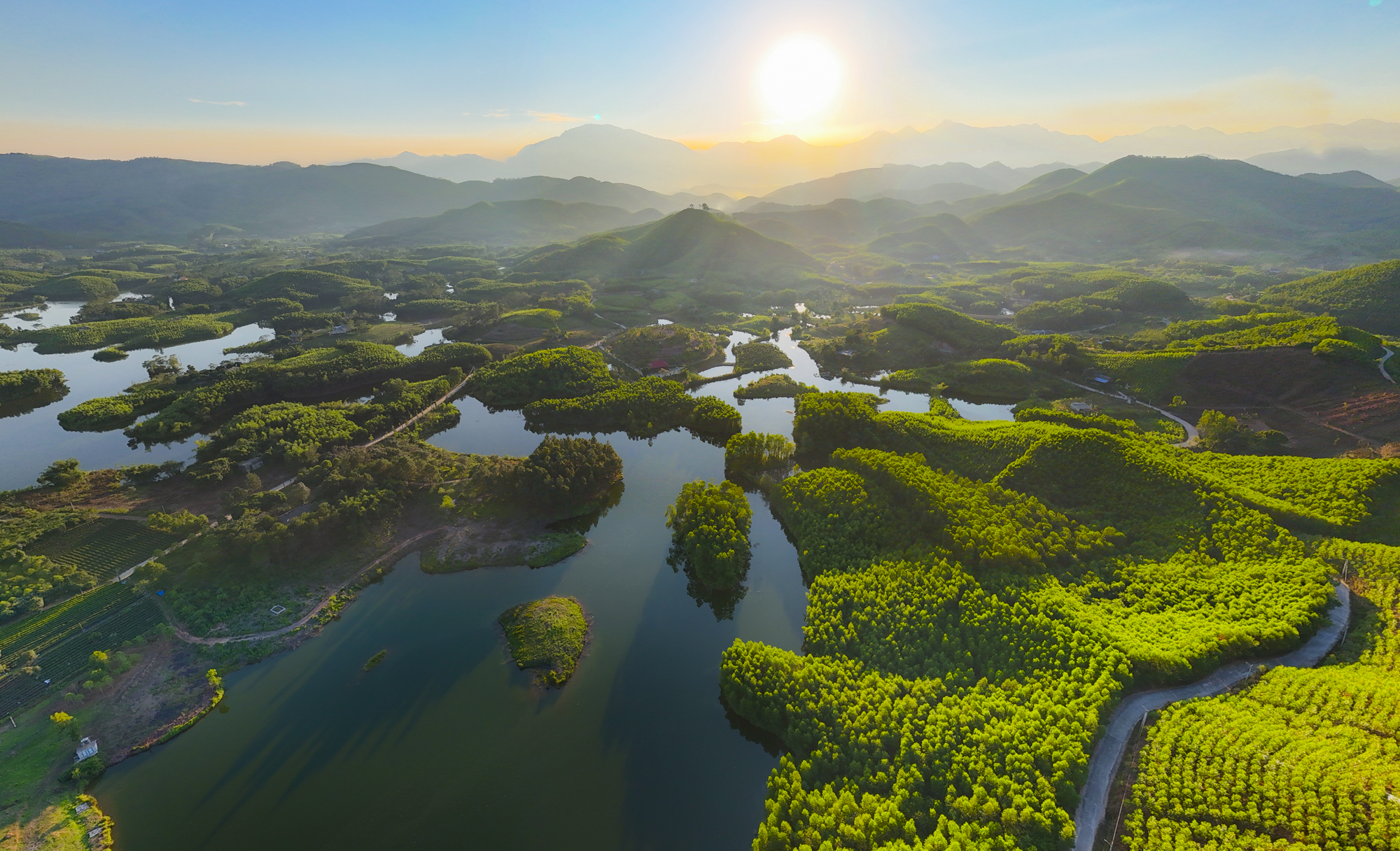 Toàn cảnh hồ nước có đến 54 đảo và bán đảo, được quy hoạch thành khu đô thị rộng gần bằng quận Hoàn Kiếm- Ảnh 9.