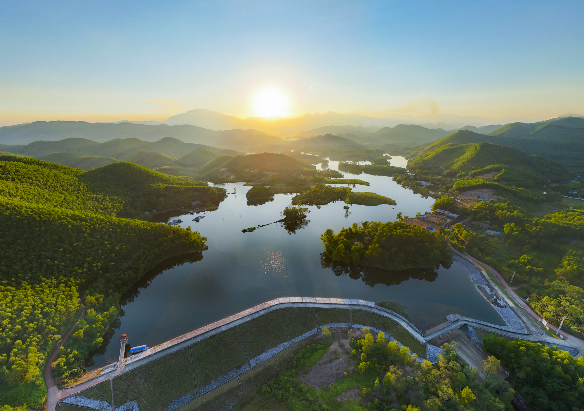 Toàn cảnh hồ nước có đến 54 đảo và bán đảo, được quy hoạch thành khu đô thị rộng gần bằng quận Hoàn Kiếm- Ảnh 3.