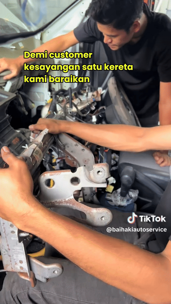 Ô tô có mùi khó chịu, người phụ nữ đem xe đến gara kiểm tra, kết quả ai cũng thốt lên: May mà đến kịp!- Ảnh 1. Ô tô có mùi khó chịu, người phụ nữ đem xe đến gara kiểm tra, kết quả ai cũng thốt lên: May mà đến kịp!- Ảnh 1.