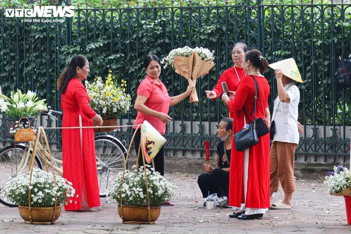 'Đặc sản' Hà Nội tăng giá gấp đôi, khách vẫn chịu chơi lùng mua- Ảnh 14.