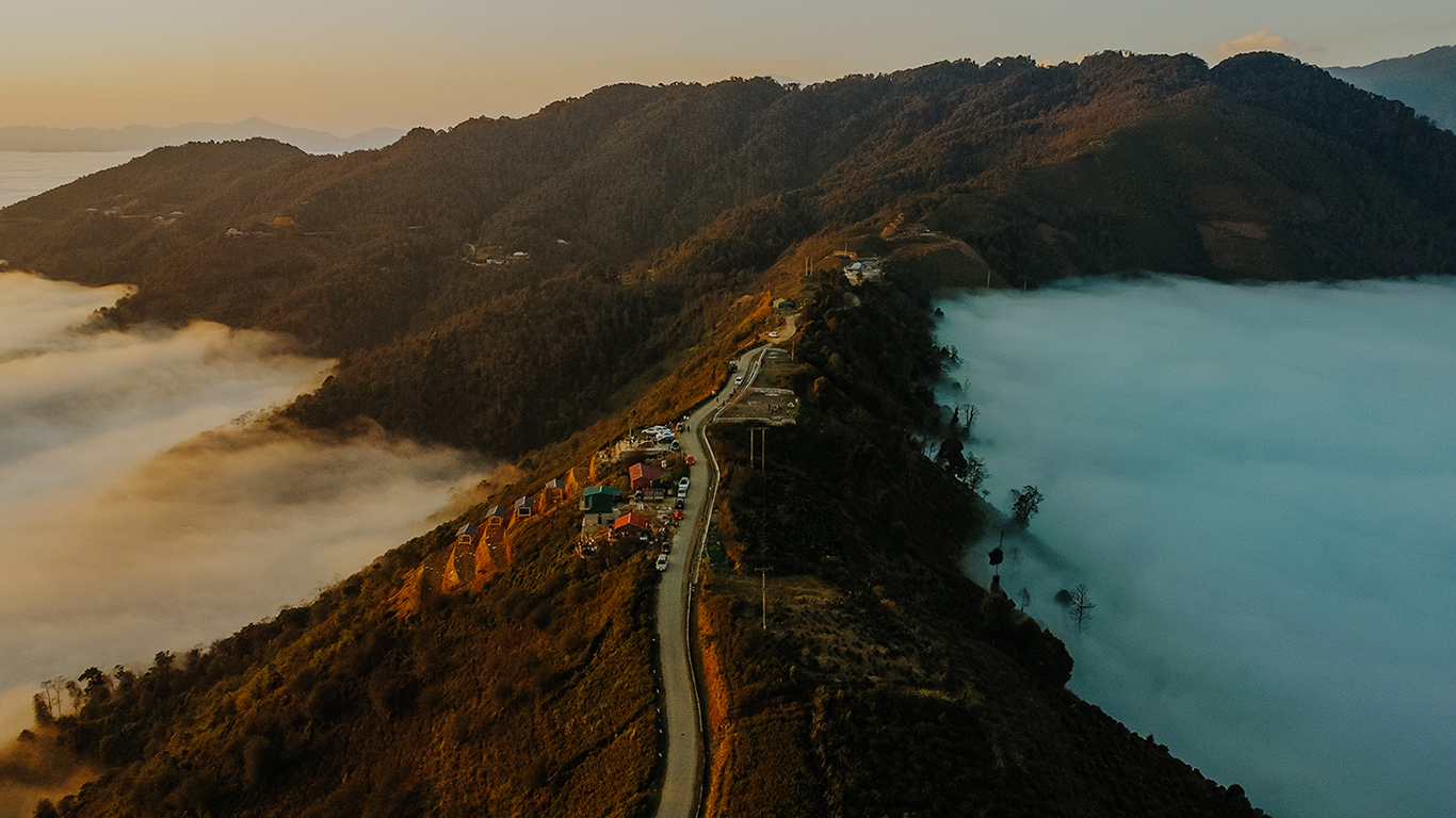 Việt Nam có 1 "ngôi làng trên mây" nằm ở độ cao hơn 2.800m, đẹp ngỡ “chốn bồng lai”, hiện đã vào mùa đẹp nhất: Hút nườm nượp người đến săn mây- Ảnh 3.