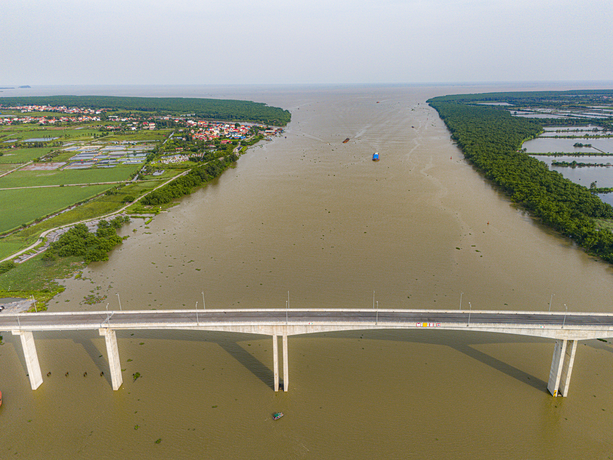 Toàn cảnh cây cầu huyết mạch sẽ kết nối trung tâm thành phố Hải Phòng với khu vực được đề xuất làm sân bay quốc tế Tiên Lãng- Ảnh 7.