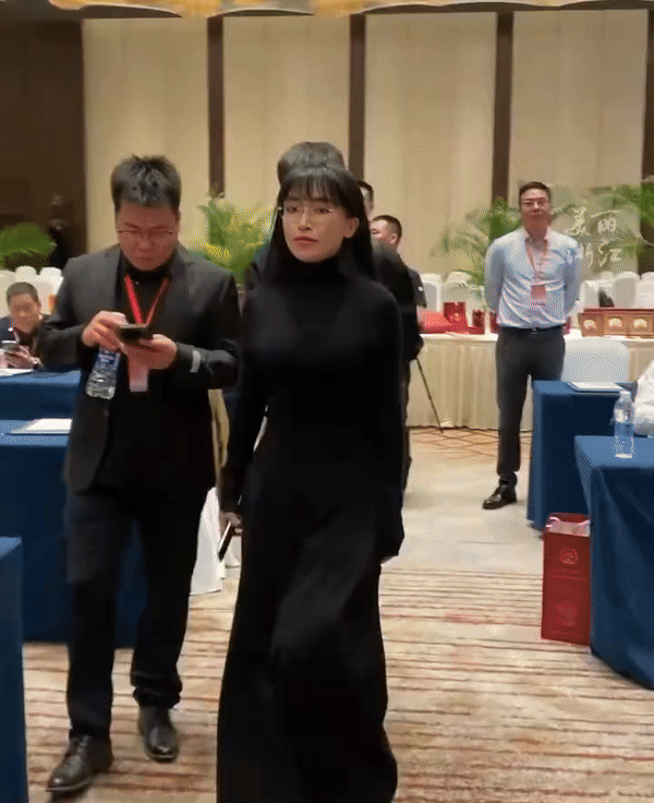 Lý Tử Thất công khai nhan sắc thật sau 3 năm ở ẩn gây choáng, làn da bị “huỷ hoại” giờ ra sao?- Ảnh 3. Lý Tử Thất công khai nhan sắc thật sau 3 năm ở ẩn gây choáng, làn da bị “huỷ hoại” giờ ra sao?- Ảnh 3.