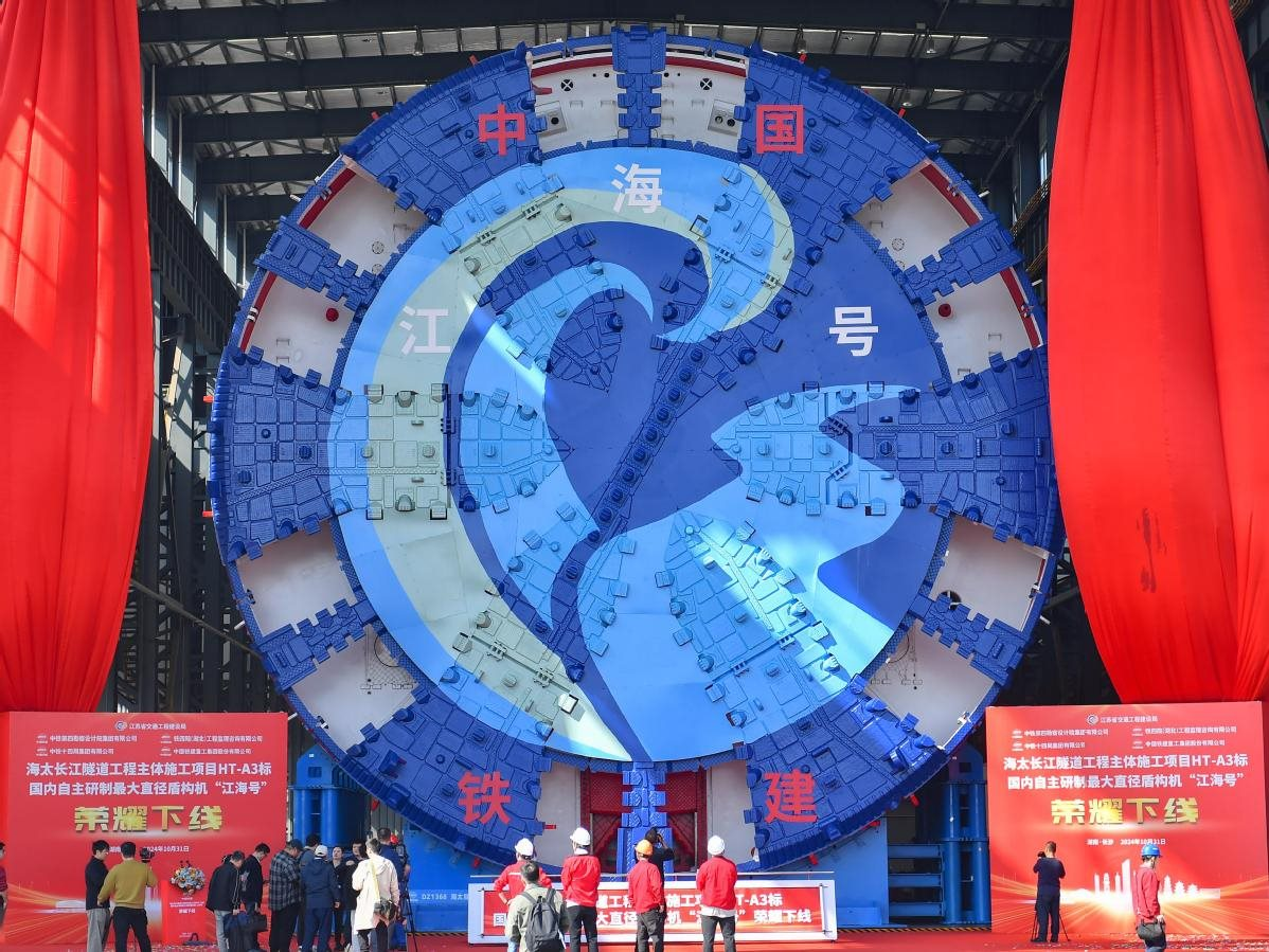 "Quái vật" nặng 5.000 tấn, dài 145m mới xuất hiện giúp nước cạnh Việt Nam lập thêm kỷ lục ấn tượng- Ảnh 1.