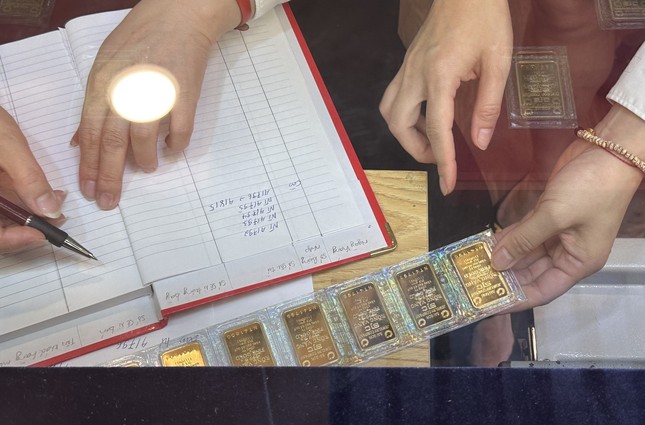 Giá vàng đồng loạt giảm, một ngân hàng có 'động thái lạ'- Ảnh 1.