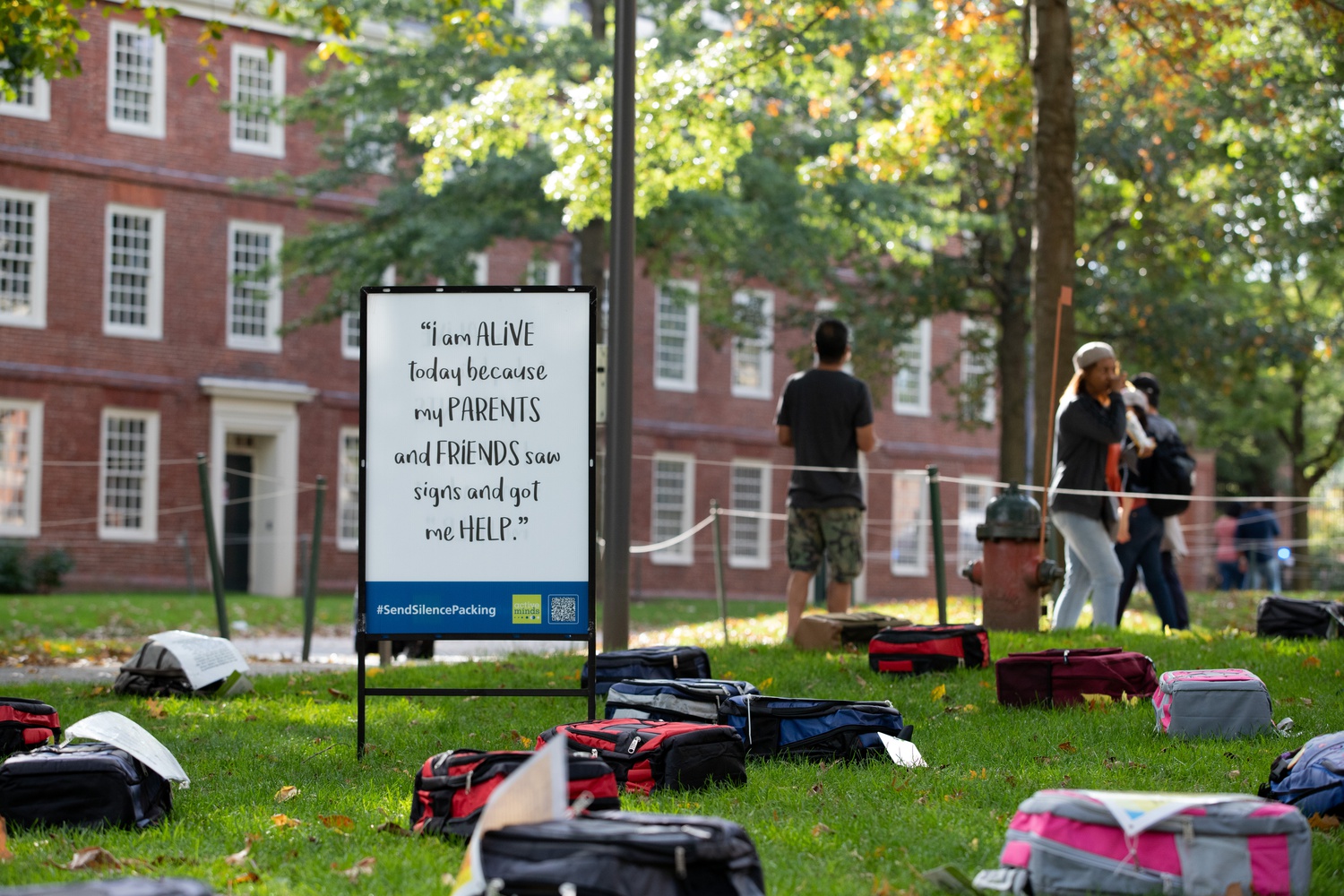 Bức ảnh chụp hàng nghìn chiếc cặp đặt trong khuôn viên Harvard khiến netizen tò mò, biết ý nghĩa đằng sau ai cũng thở dài- Ảnh 2. Bức ảnh chụp hàng nghìn chiếc cặp đặt trong khuôn viên Harvard khiến netizen tò mò, biết ý nghĩa đằng sau ai cũng thở dài- Ảnh 2.