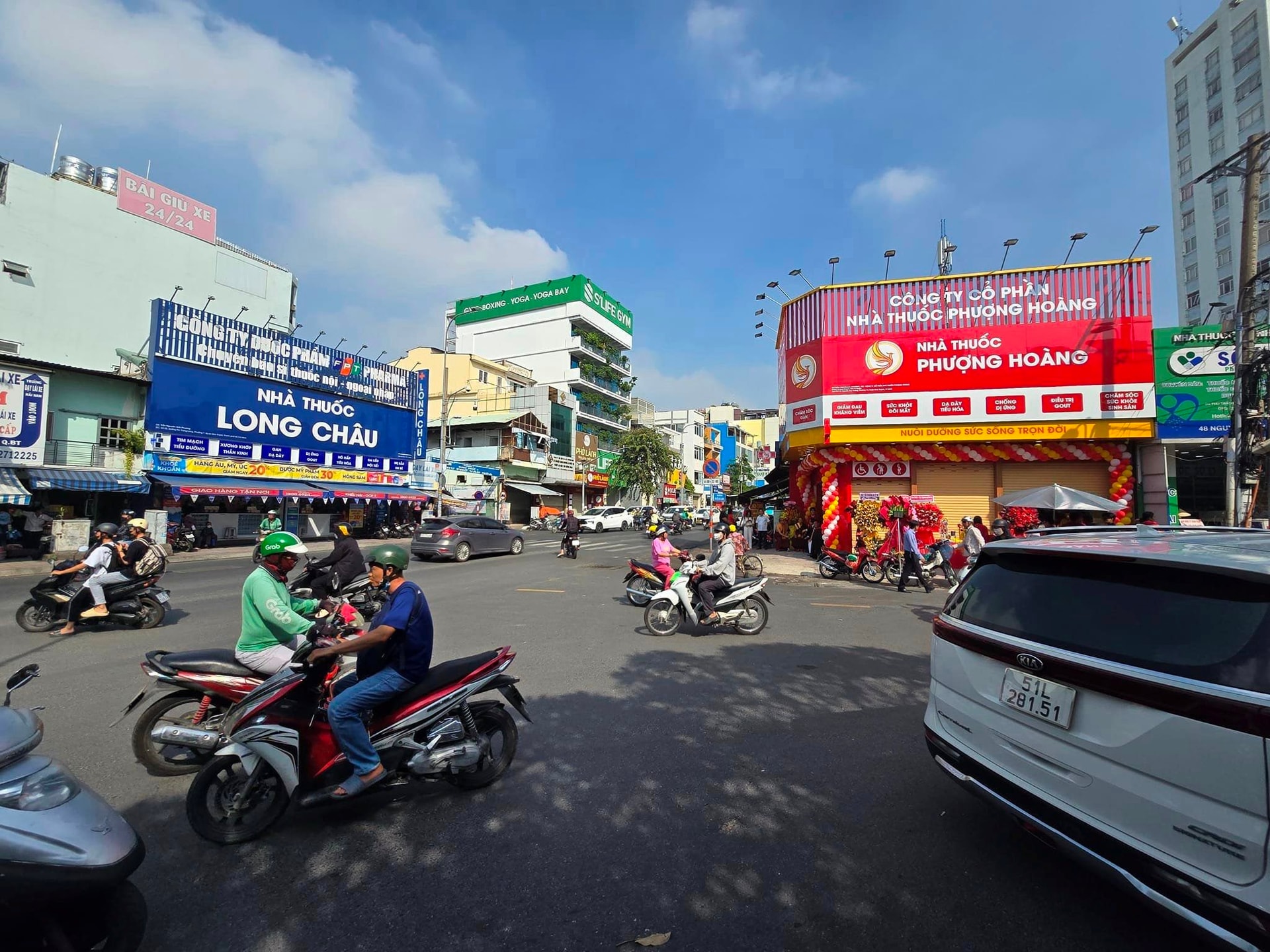 'Long tranh Phượng đấu': Founder Pharmacity mở nhà thuốc mới mang tên Phượng Hoàng, đặt đối diện Long Châu- Ảnh 2.