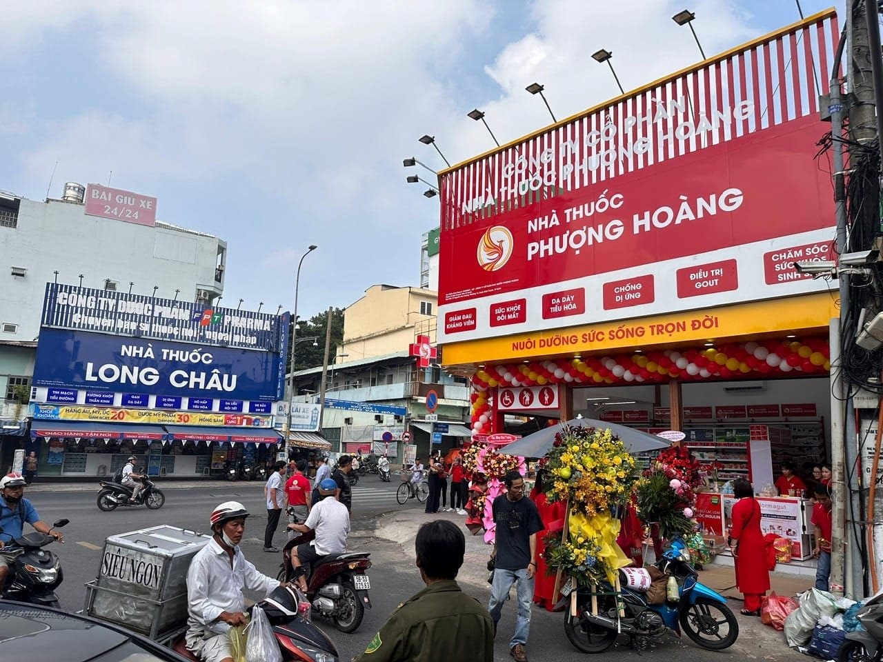 'Long tranh Phượng đấu': Founder Pharmacity mở nhà thuốc mới mang tên Phượng Hoàng, đặt đối diện Long Châu- Ảnh 1.