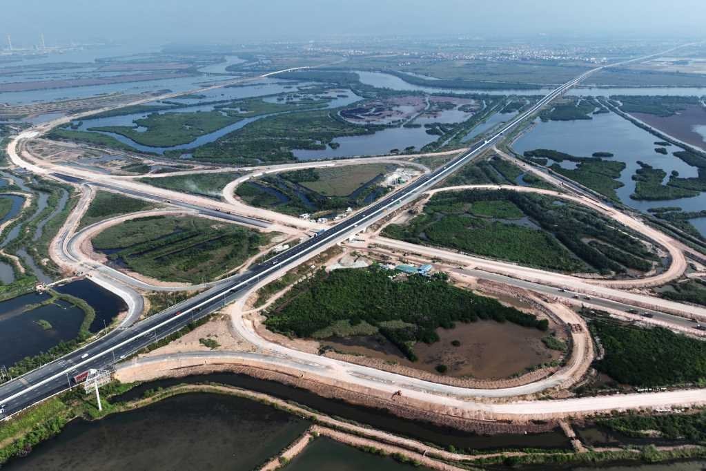 Nút giao khủng nhất tỉnh Quảng Ninh, rộng gấp 5 lần sân Mỹ Đình dần thành hình, quyết tâm hoàn thành ngay trong năm nay- Ảnh 1. Nút giao khủng nhất tỉnh Quảng Ninh, rộng gấp 5 lần sân Mỹ Đình dần thành hình, quyết tâm hoàn thành ngay trong năm nay- Ảnh 1.