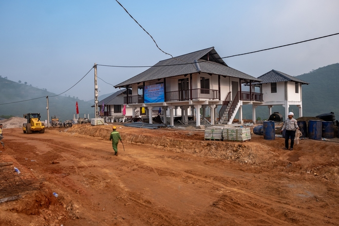 Về với Làng Nủ những ngày này: Nắng nhuộm vàng những ngôi nhà mới, người dân gượng dậy sau tang thương- Ảnh 16.