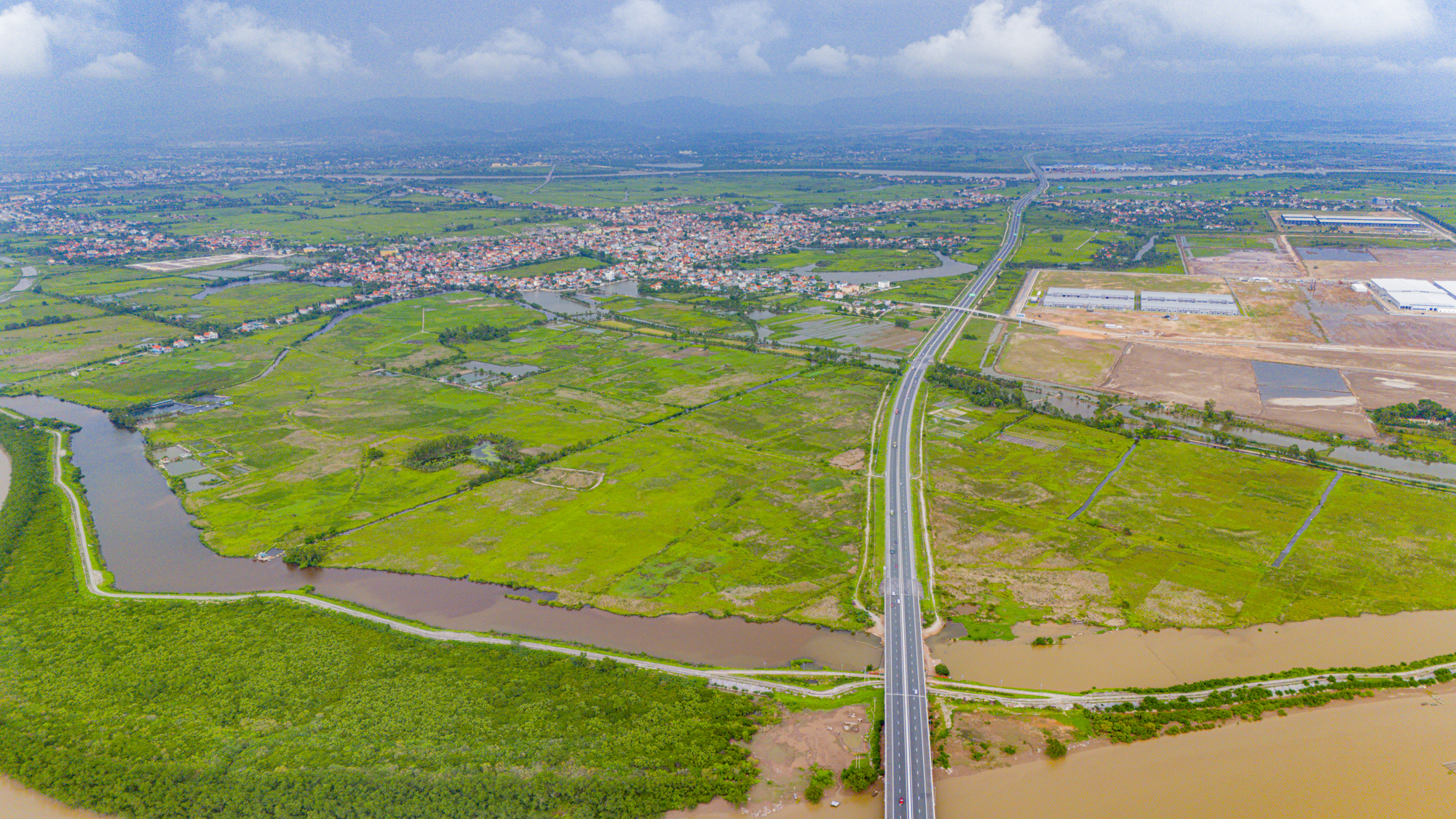 Đoạn đường chỉ dài 40 km nhưng sắp có thêm 3 thành phố: Nơi được Vingroup xây thành phố đảo, nơi hút hơn 100.000 tỷ đầu tư- Ảnh 14.