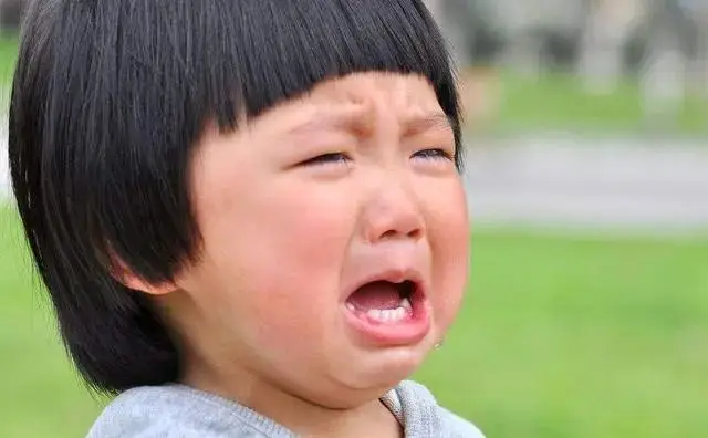 Đang nằm xoài ra đất ăn vạ, nhìn thấy thứ bà nội cầm trên tay, cô bé 2 tuổi có phản ứng khiến mọi người cười rũ rượi- Ảnh 4. Đang nằm xoài ra đất ăn vạ, nhìn thấy thứ bà nội cầm trên tay, cô bé 2 tuổi có phản ứng khiến mọi người cười rũ rượi- Ảnh 4.