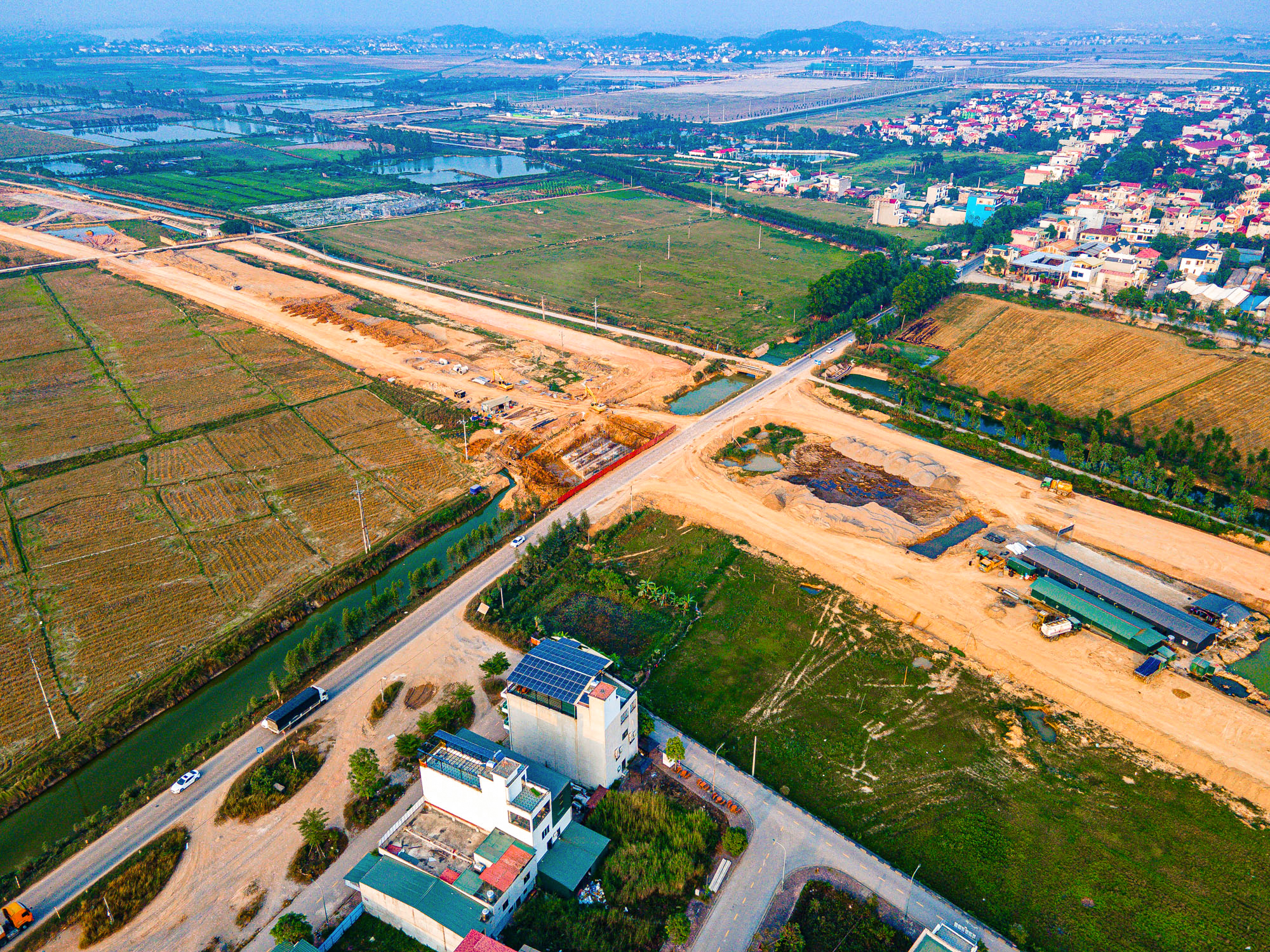 Toàn cảnh đoạn Vành đai 4 đoạn qua tỉnh Bắc Ninh được Thủ tướng thị sát, yêu cầu hoàn thành sớm một năm- Ảnh 8.