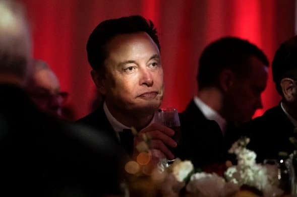 'Bộ trưởng' Elon Musk quyền lực lới mức khiến người từng là kẻ thù, tỷ phú hơn 200 tỷ USD phải cúi đầu- Ảnh 1.