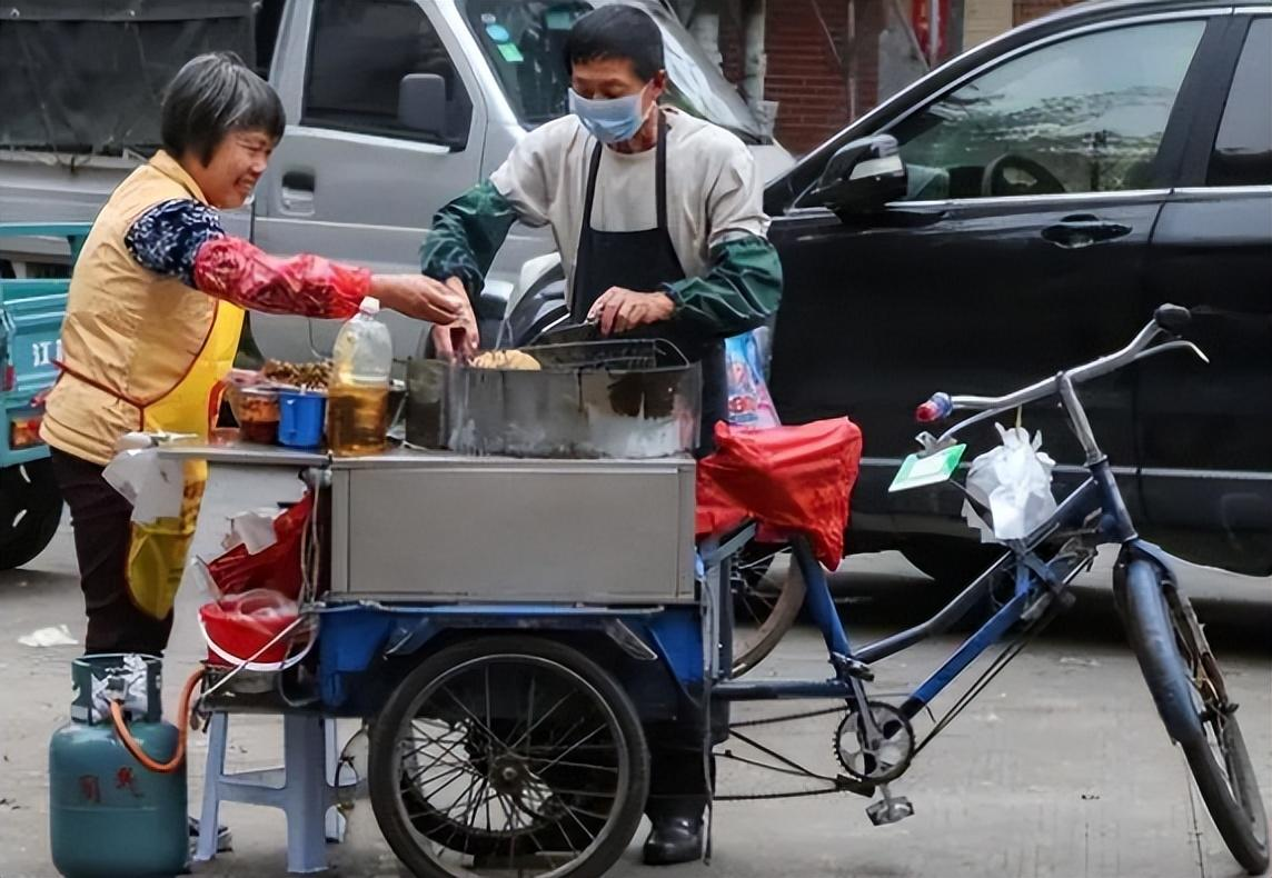 Có BĐS 17 tỷ đồng, cụ bà 93 tuổi vẫn đi nhặt ve chai, bị lạc ở ga tàu: Cảnh sát dẫn về nhà mới biết "bí mật động trời"- Ảnh 1. Có BĐS 17 tỷ đồng, cụ bà 93 tuổi vẫn đi nhặt ve chai, bị lạc ở ga tàu: Cảnh sát dẫn về nhà mới biết "bí mật động trời"- Ảnh 1.
