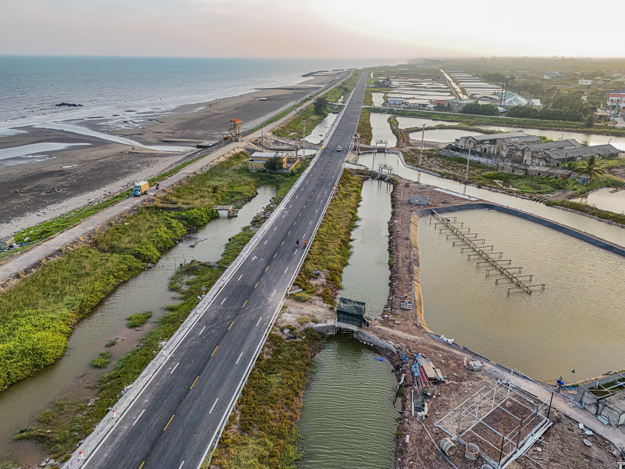 Chiêm ngưỡng tuyến đường 2.700 tỷ đồng, dài 65 km mới hoàn thành ở Nam Định- Ảnh 2.