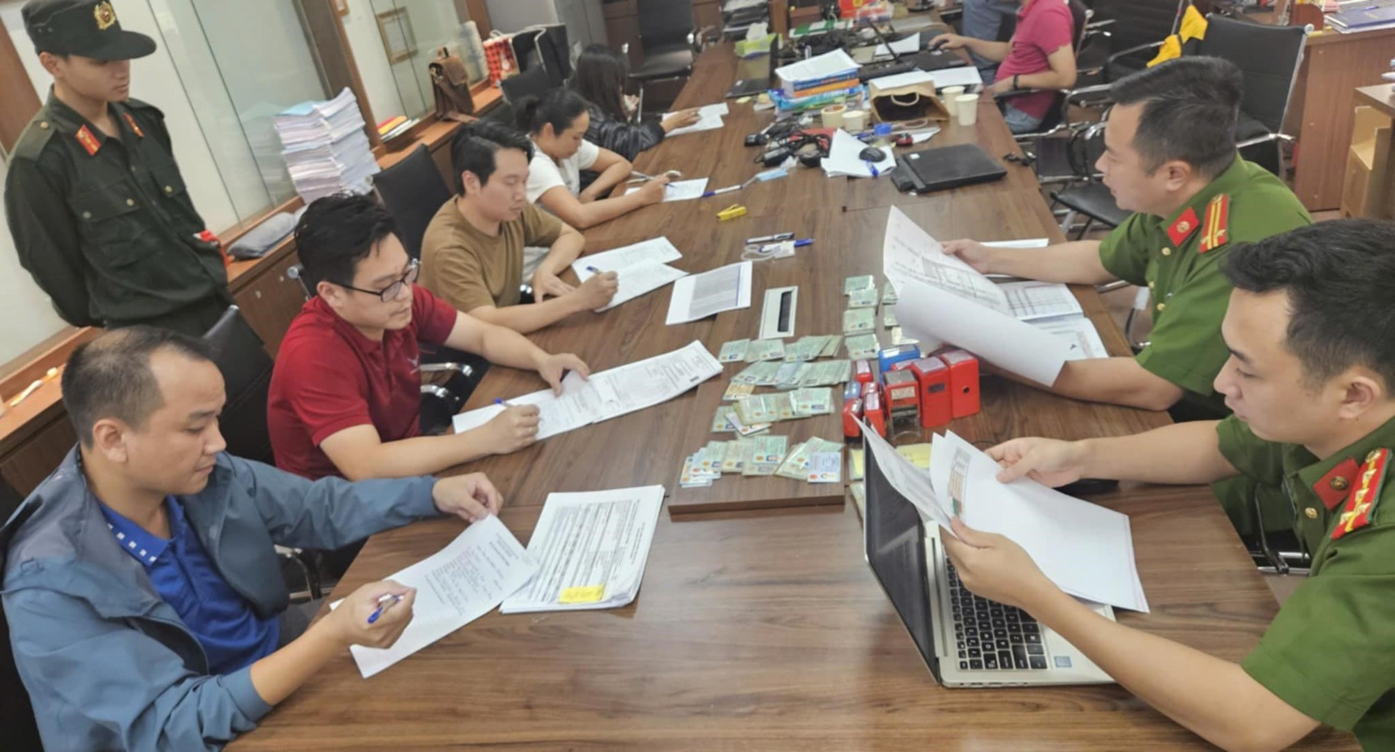 Đường dây nhập lậu khí cười 'khủng' nhất từ trước tới nay: Thu giữ 129,3 tấn nguyên liệu cùng 23 tỷ đồng- Ảnh 2. Đường dây nhập lậu khí cười 'khủng' nhất từ trước tới nay: Thu giữ 129,3 tấn nguyên liệu cùng 23 tỷ đồng- Ảnh 2.