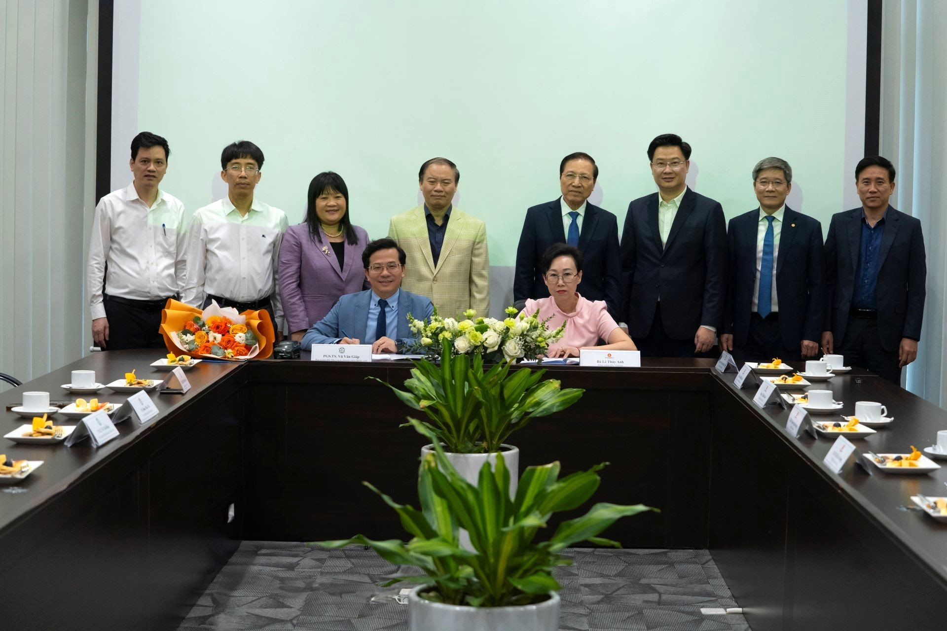 Hai công ty của ông Phạm Nhật Vượng mở dịch vụ đưa đón bác sĩ, bệnh nhân đến bệnh viện Bạch Mai theo yêu cầu- Ảnh 1.