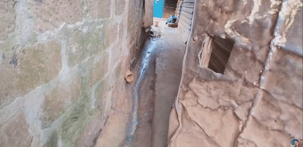 Cùng Khoai Lang Thang khám phá căn nhà "xịn" nhất khu ổ chuột ở châu Phi: Chỉ 10m2 mà 3-4 người ở, nản nhất là cảnh tìm nhà vệ sinh- Ảnh 4. Cùng Khoai Lang Thang khám phá căn nhà "xịn" nhất khu ổ chuột ở châu Phi: Chỉ 10m2 mà 3-4 người ở, nản nhất là cảnh tìm nhà vệ sinh- Ảnh 4.
