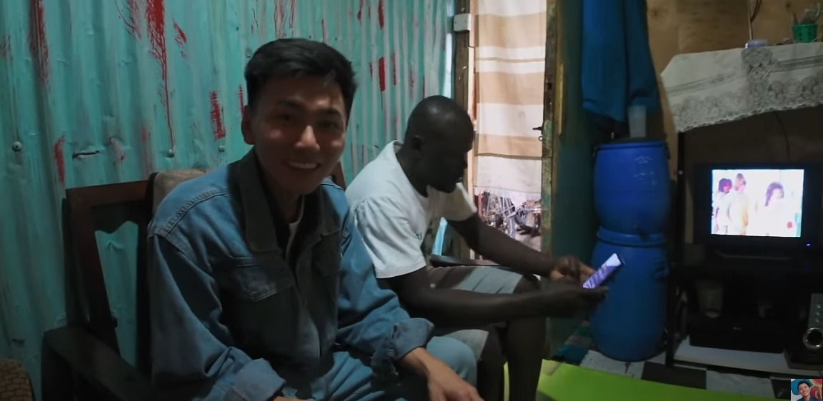 Cùng Khoai Lang Thang khám phá căn nhà "xịn" nhất khu ổ chuột ở châu Phi: Chỉ 10m2 mà 3-4 người ở, nản nhất là cảnh tìm nhà vệ sinh- Ảnh 18. Cùng Khoai Lang Thang khám phá căn nhà "xịn" nhất khu ổ chuột ở châu Phi: Chỉ 10m2 mà 3-4 người ở, nản nhất là cảnh tìm nhà vệ sinh- Ảnh 18.