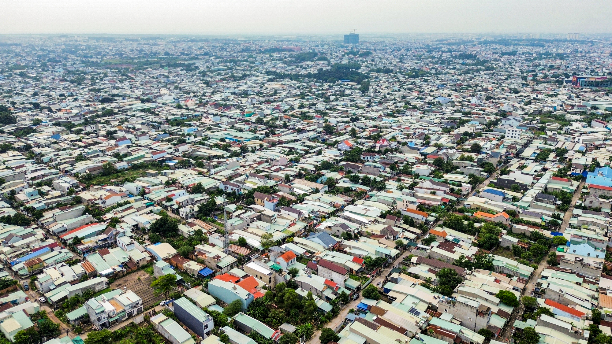 Khu nhà khổng lồ, vách kề vách, tường sát tường tại phường có dân số gần bằng quận 1- Ảnh 2.