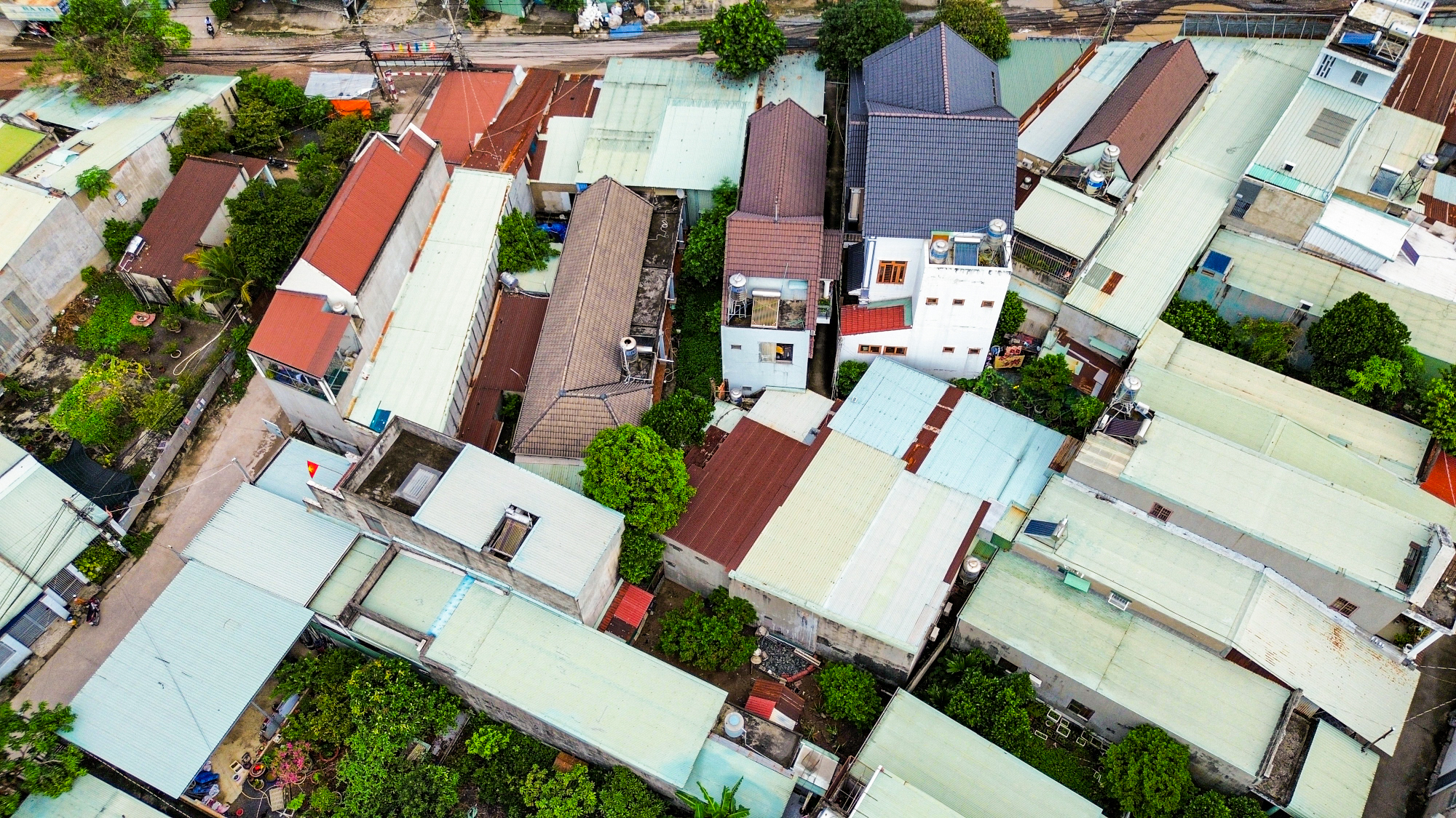 Khu nhà khổng lồ, vách kề vách, tường sát tường tại phường có dân số gần bằng quận 1- Ảnh 4.