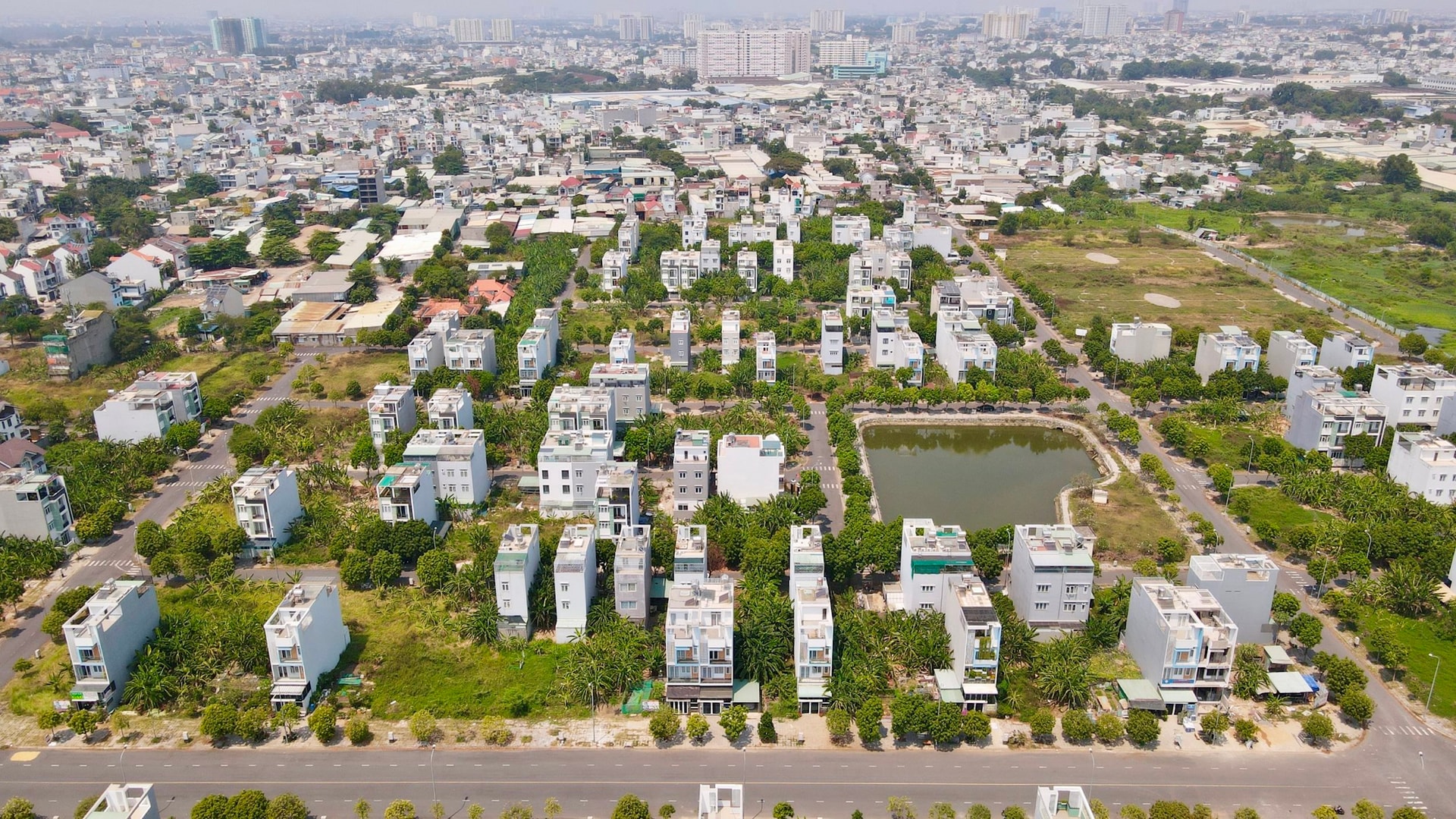 TS. Lê Xuân Nghĩa: Nếu không kịp thời tháo gỡ các vướng mắc, thị trường bất động sản sẽ tiếp tục rơi vào vòng luẩn quẩn- Ảnh 1.