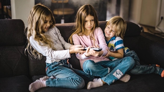 Tại sao những đứa trẻ trong một gia đình thường ghen tị, tranh giành lẫn nhau? Đây là 3 điều ngốc cha mẹ thường làm khiến con cái càng chia rẽ- Ảnh 3.