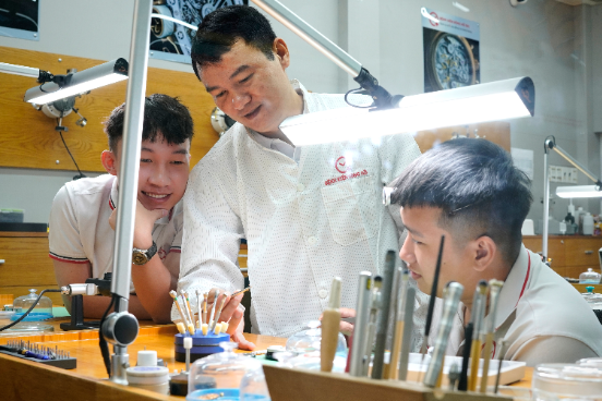 Từ người thợ sửa đồng hồ trở thành chủ chuỗi cửa hàng Bệnh Viện Đồng Hồ JSC- Ảnh 2.