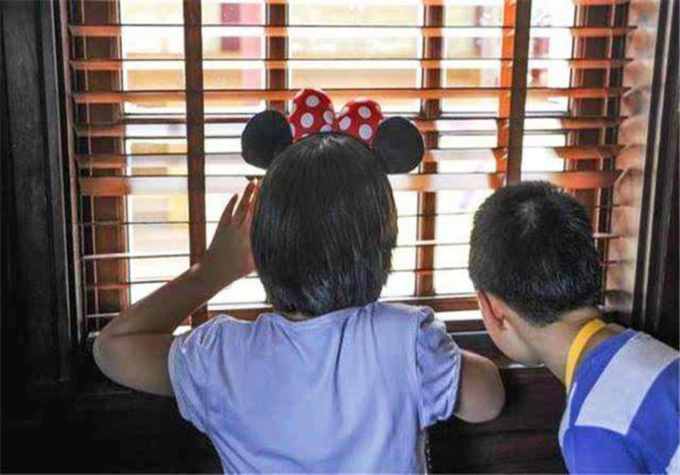 Hành động thường ngày này của cha mẹ khiến con lớn lên lệch lạc, dễ bị lợi dụng- Ảnh 1. Hành động thường ngày này của cha mẹ khiến con lớn lên lệch lạc, dễ bị lợi dụng- Ảnh 1.