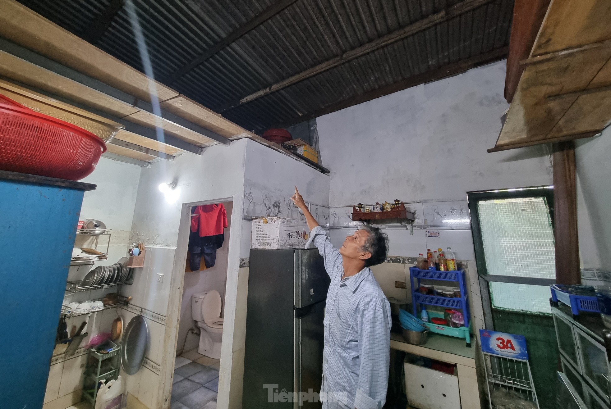 Dân vùng ngập nhất Đà Nẵng kê tài sản lên giường tầng cả tháng vì 'mưa lũ đỉnh điểm'- Ảnh 11.