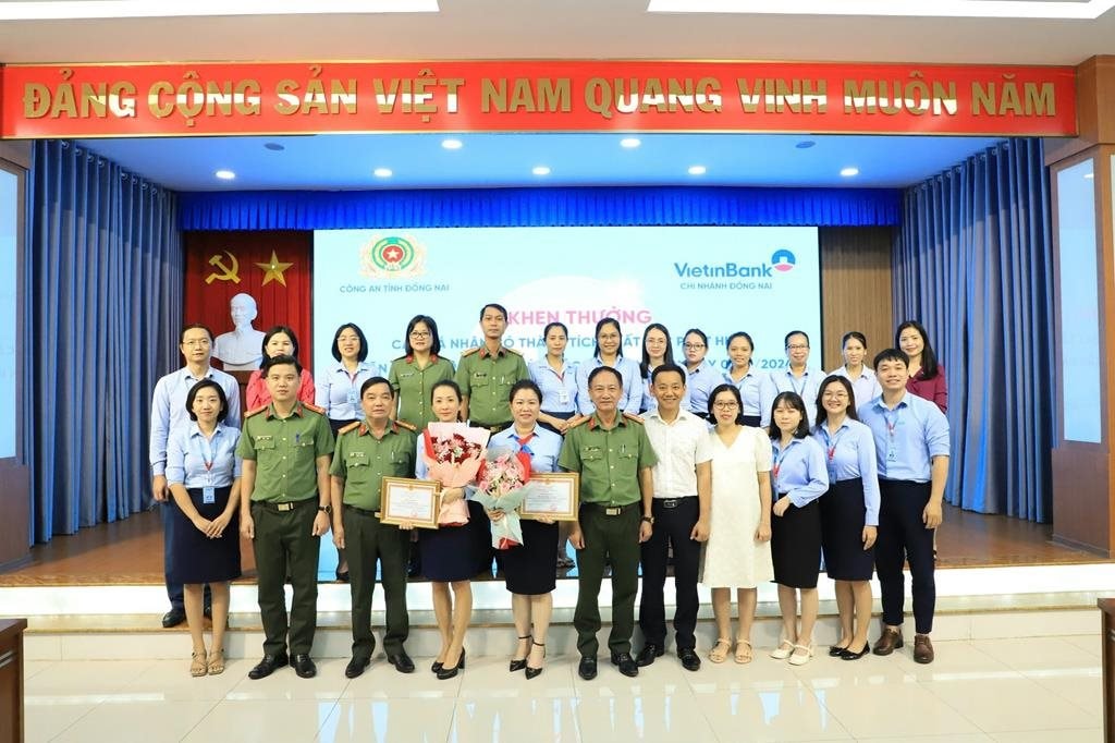 Lập tức tạm dừng giao dịch tất toán sổ tiết kiệm 380 triệu với bà cụ U70 khi phát hiện bất thường, hai nhân viên ngân hàng VietinBank được trao giấy khen- Ảnh 2.