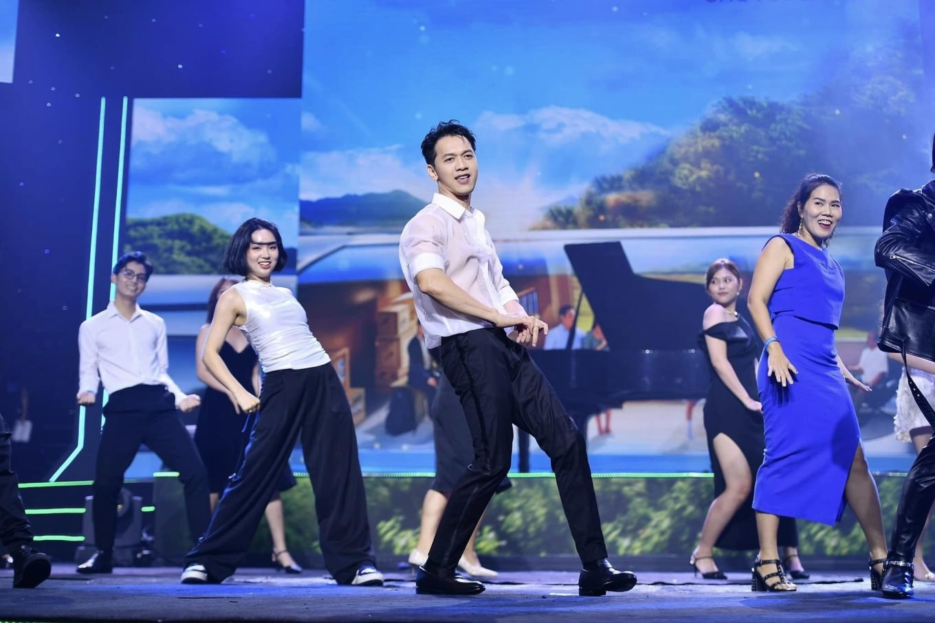 Khi 'tổng tài' doanh nghiệp tỷ USD 'biến hóa' trong vai trò ca sĩ, dancer: CEO 8X của MB gây sốt khi hát, nhảy ‘Bên trên tầng lầu', nguyên Tổng giám đốc U60 Viettel cover loạt hit của Sơn Tùng M-TP- Ảnh 4.