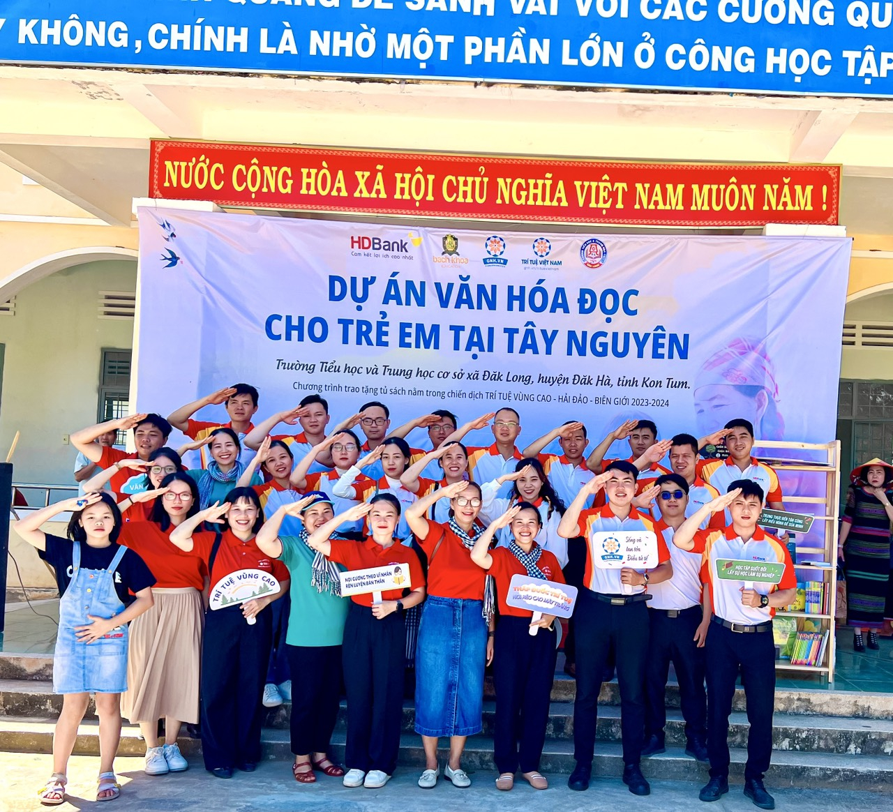 Hành trình bền bỉ đưa tri thức đến Vùng cao - Hải đảo - Biên giới: Cõng chữ lên non, nâng bước em tới trường- Ảnh 4. Hành trình bền bỉ đưa tri thức đến Vùng cao - Hải đảo - Biên giới: Cõng chữ lên non, nâng bước em tới trường- Ảnh 4.