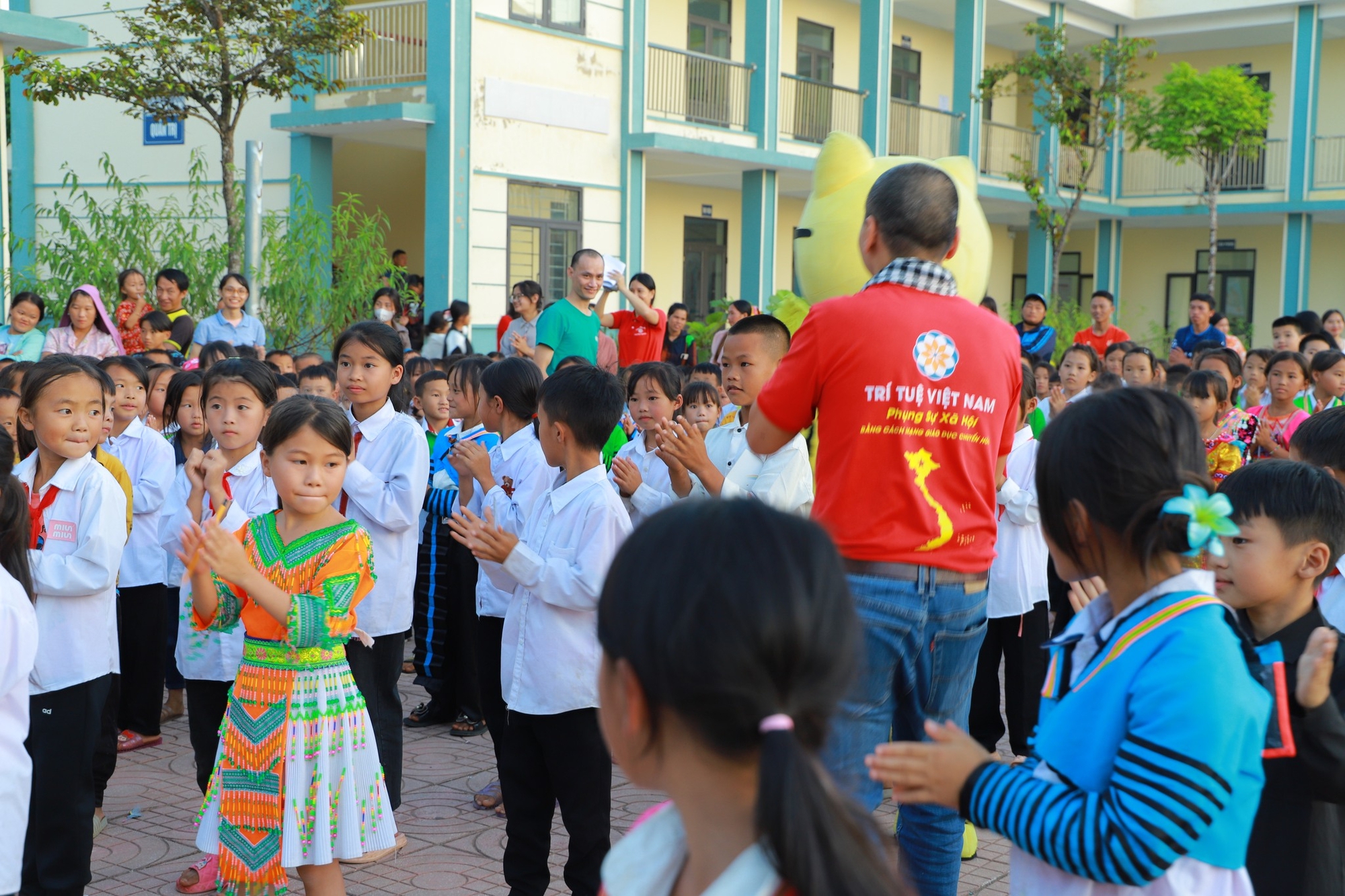 Hành trình bền bỉ đưa tri thức đến Vùng cao - Hải đảo - Biên giới: Cõng chữ lên non, nâng bước em tới trường- Ảnh 3. Hành trình bền bỉ đưa tri thức đến Vùng cao - Hải đảo - Biên giới: Cõng chữ lên non, nâng bước em tới trường- Ảnh 3.