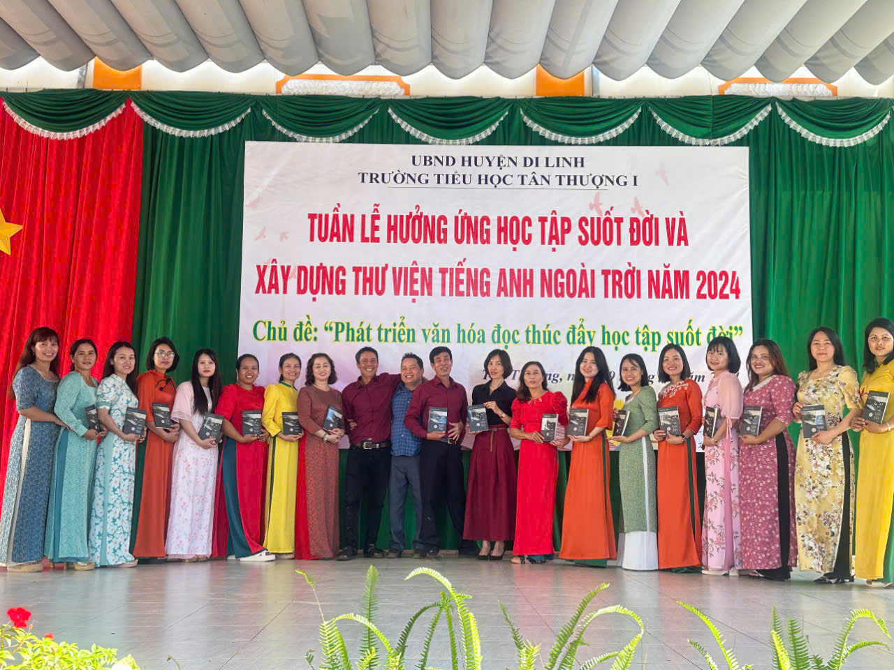 Hành trình bền bỉ đưa tri thức đến Vùng cao - Hải đảo - Biên giới: Cõng chữ lên non, nâng bước em tới trường- Ảnh 5. Hành trình bền bỉ đưa tri thức đến Vùng cao - Hải đảo - Biên giới: Cõng chữ lên non, nâng bước em tới trường- Ảnh 5.