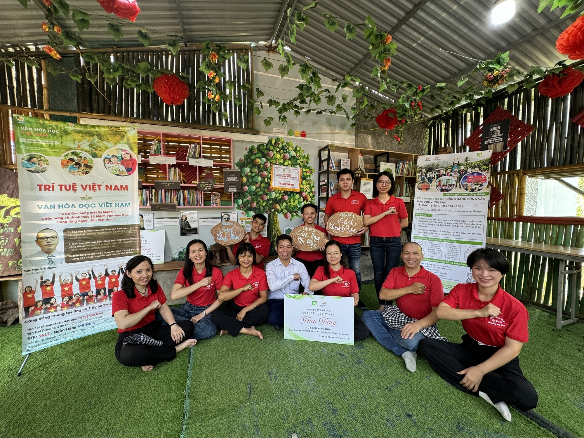 Hành trình bền bỉ đưa tri thức đến Vùng cao - Hải đảo - Biên giới: Cõng chữ lên non, nâng bước em tới trường- Ảnh 1. Hành trình bền bỉ đưa tri thức đến Vùng cao - Hải đảo - Biên giới: Cõng chữ lên non, nâng bước em tới trường- Ảnh 1.