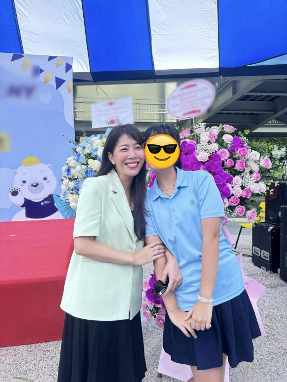Nữ MC nổi tiếng khoe ảnh chụp cùng con, nhiều người xuýt xoa nhận ra ngôi trường học phí khủng con cô theo học- Ảnh 1. Nữ MC nổi tiếng khoe ảnh chụp cùng con, nhiều người xuýt xoa nhận ra ngôi trường học phí khủng con cô theo học- Ảnh 1.